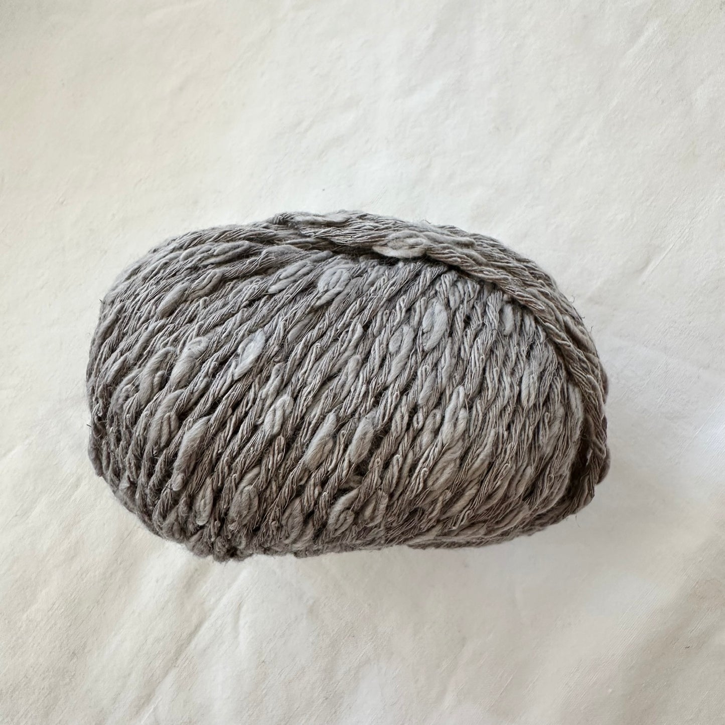 Kuvassa on Gepard Garn Cotton Waves -lankerä (yarn) värissä 146 Oyster.