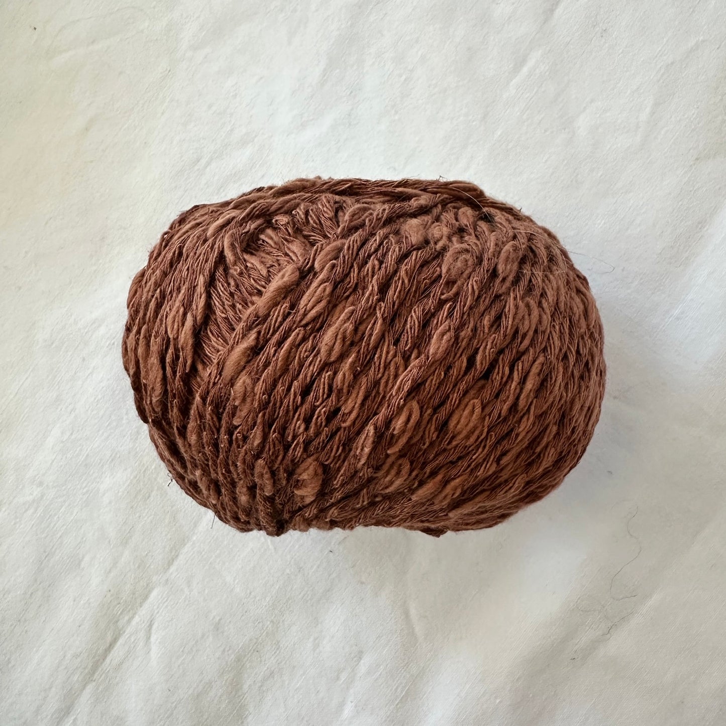 Kuvassa on Gepard Garn Cotton Waves -lankerä (yarn) värissä 164 Brandy.