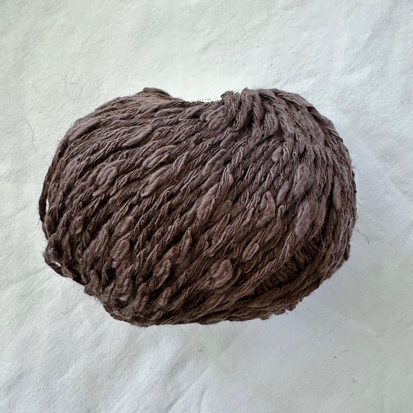 Kuvassa on Gepard Garn Cotton Waves -lankerä (yarn) värissä 190 Forest Bunny.