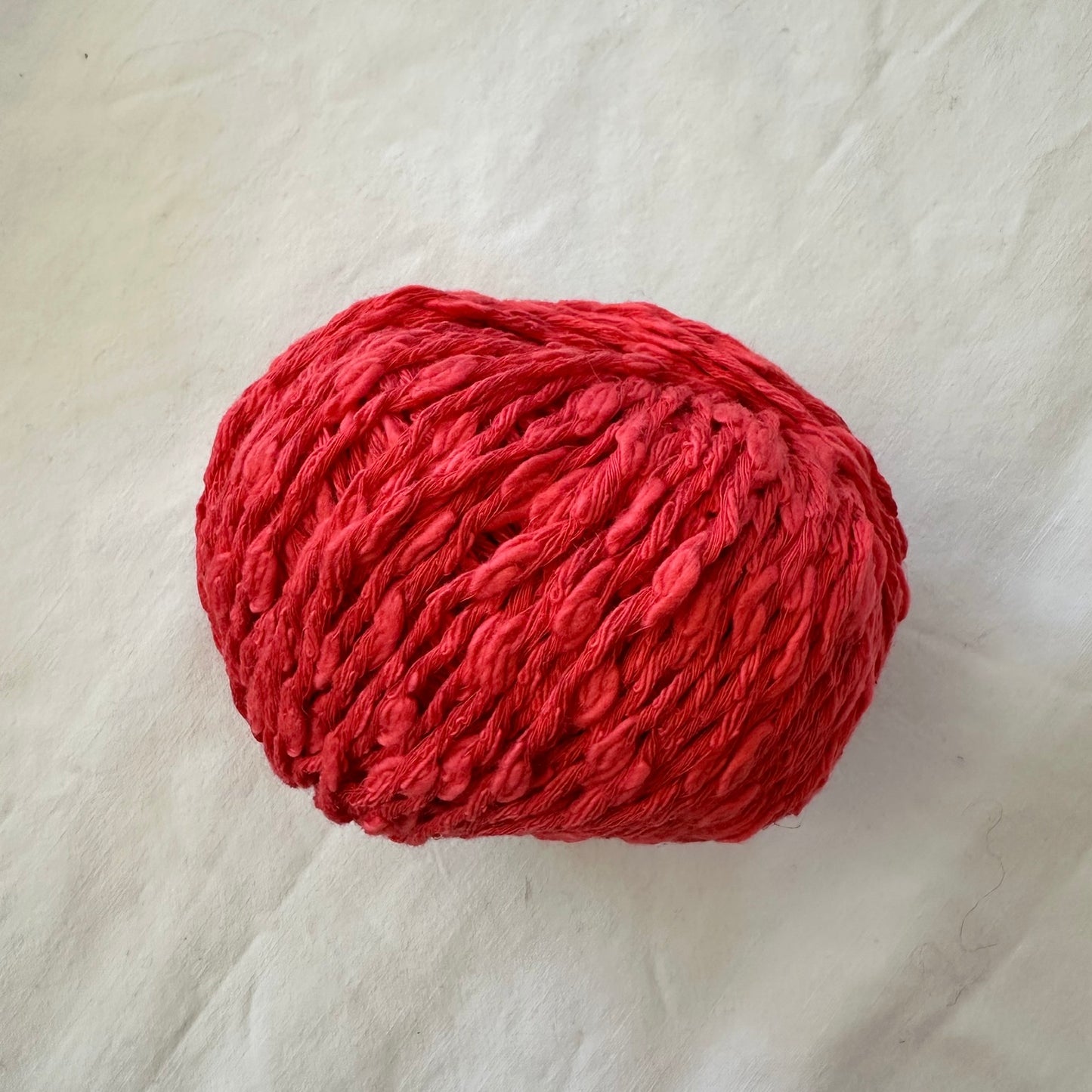 Kuvassa on Gepard Garn Cotton Waves -lankerä (yarn) värissä 325 Red.