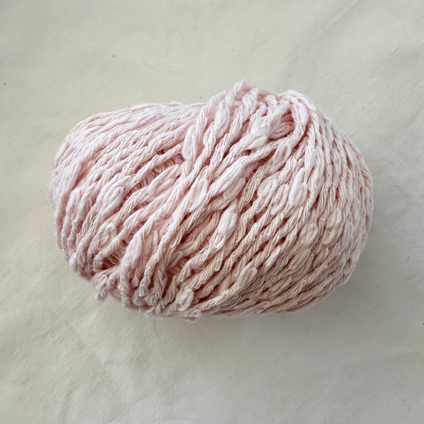 Kuvassa on Gepard Garn Cotton Waves -lankerä (yarn) värissä 412 Cloud Pink.