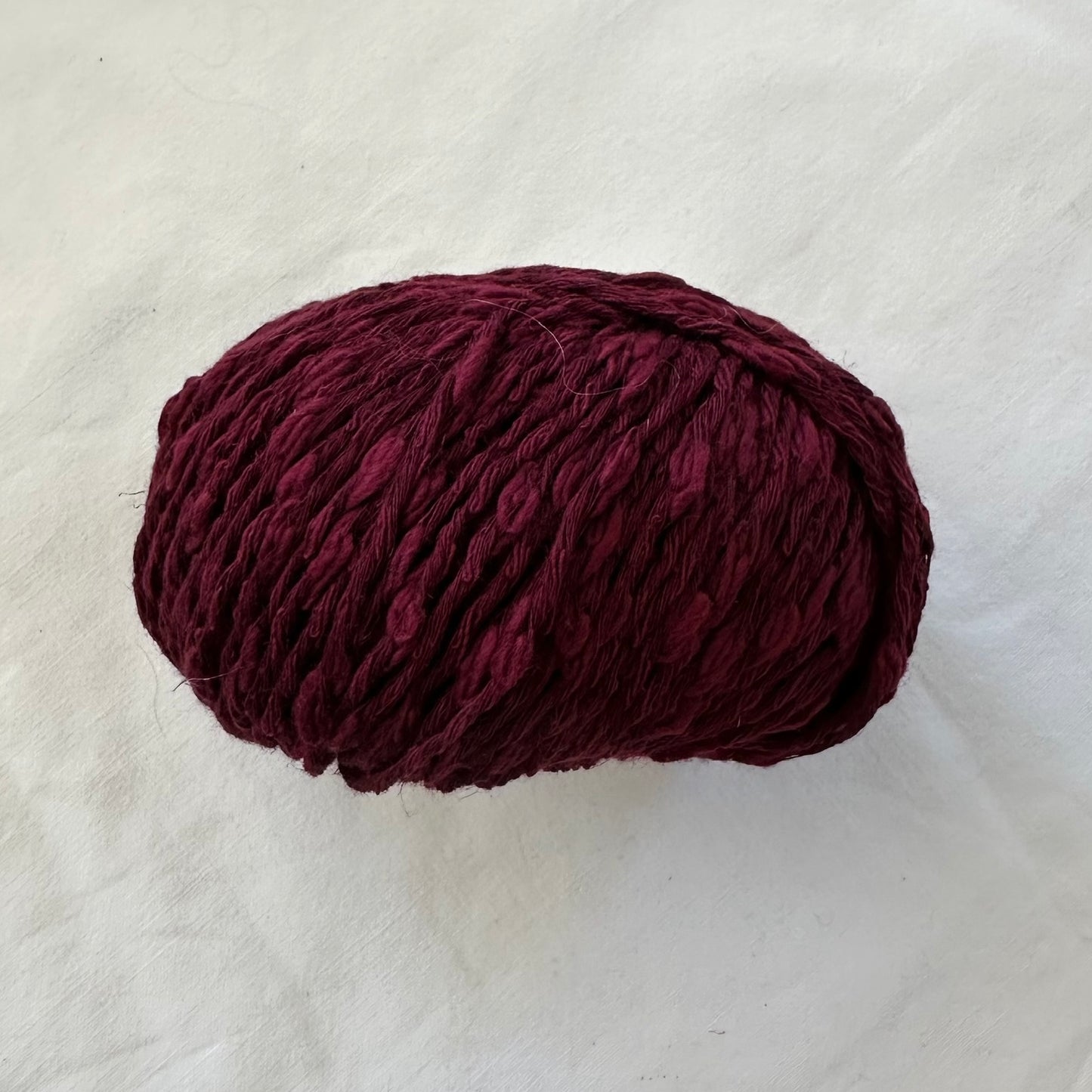 Kuvassa on Gepard Garn Cotton Waves -lankerä (yarn) värissä 472 Deep Cherry.