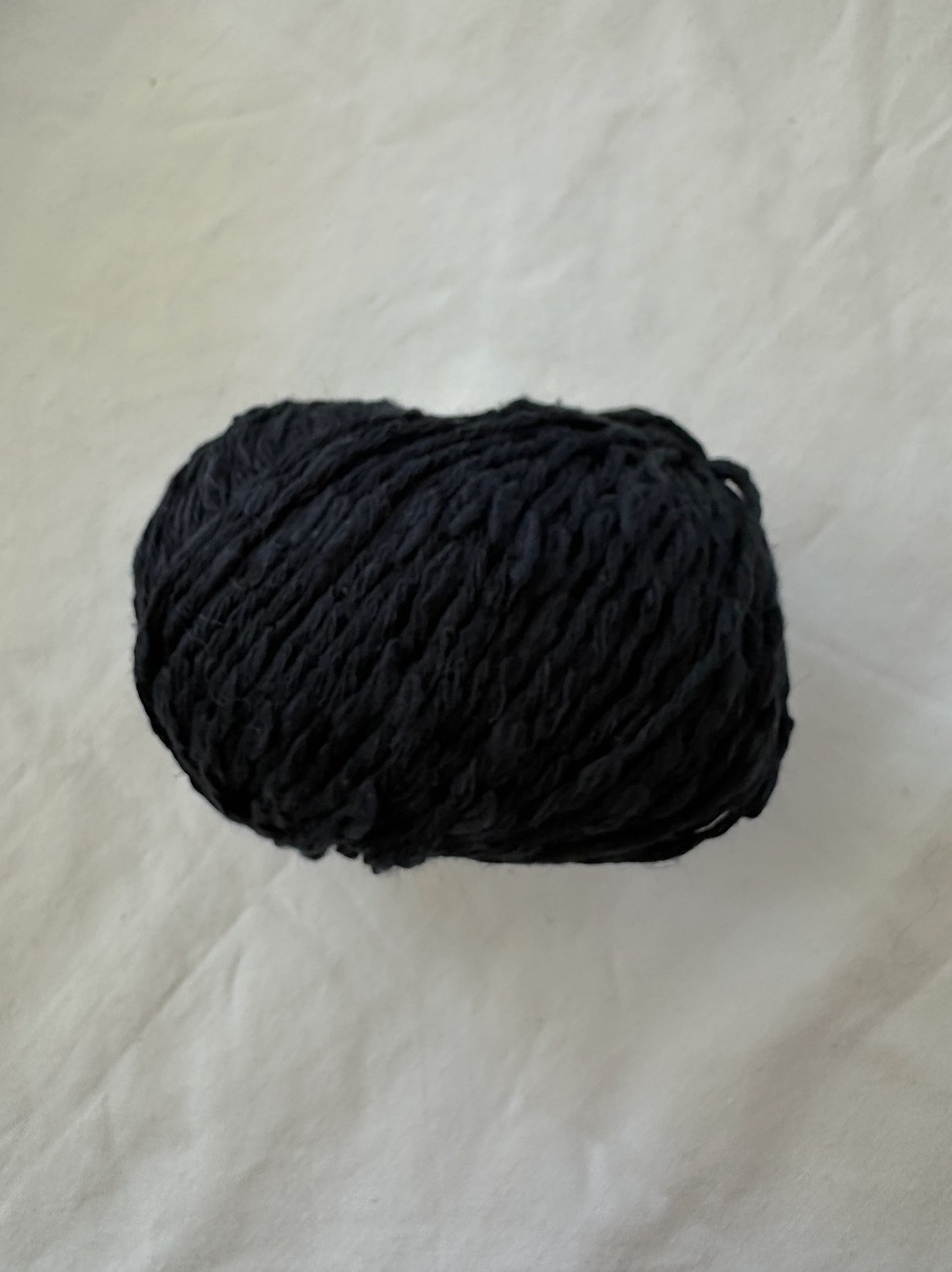 Kuvassa on Gepard Garn Cotton Waves -lankerä (yarn) värissä 599 Noir.