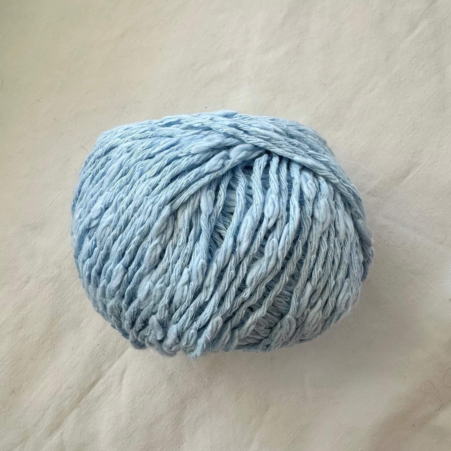 Kuvassa on Gepard Garn Cotton Waves -lankerä (yarn) värissä 715 Boat Blue.