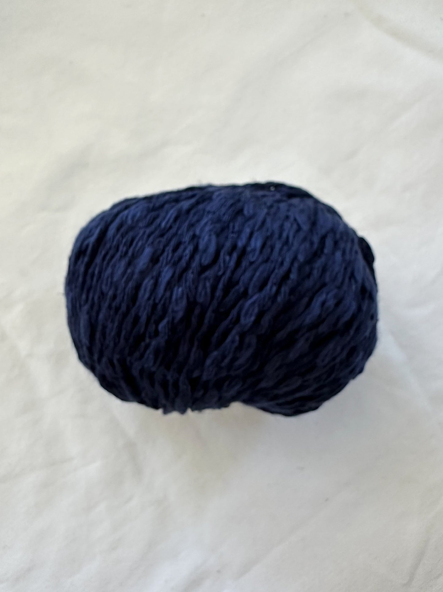 Kuvassa on Gepard Garn Cotton Waves -lankerä (yarn) värissä 780 Marine.