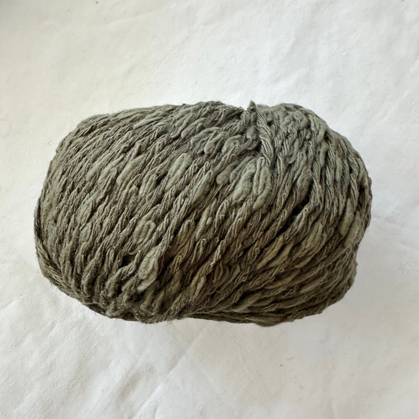 Kuvassa on Gepard Garn Cotton Waves -lankerä (yarn) värissä 860 Seaweed.