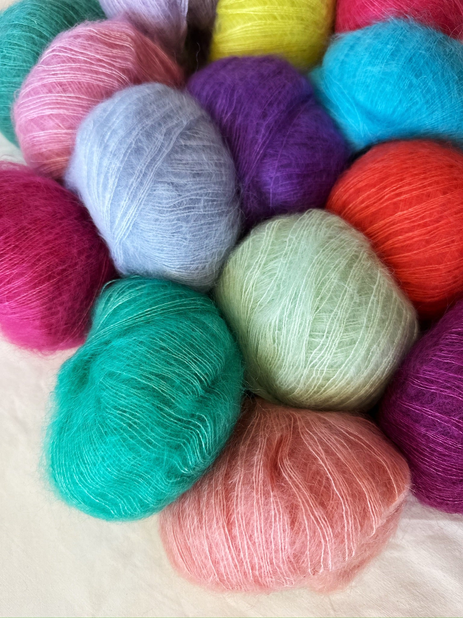 Kuvassa on Gepard Garn Kid Seta -silkkimohairlankoja (yarns). 