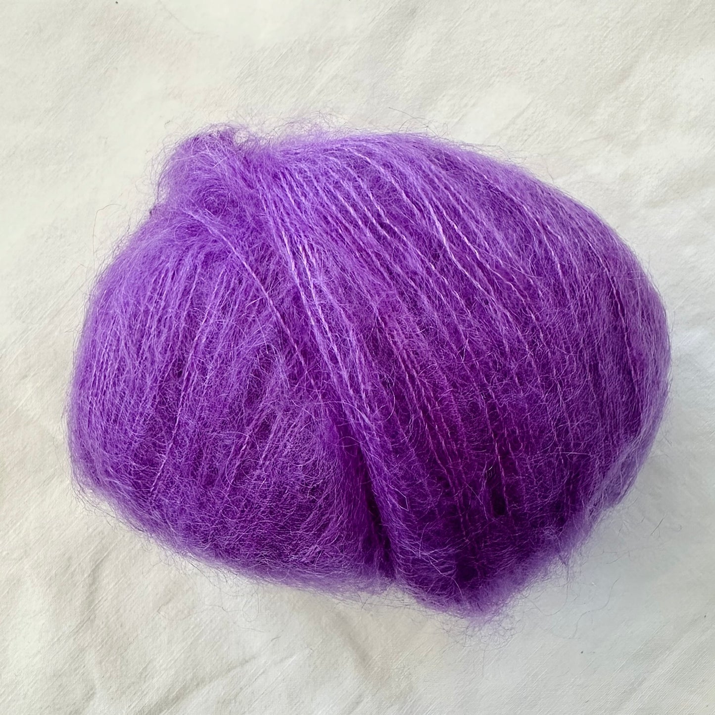 Kuvassa on Gepard Garn Kid Seta -silkkimohairlanka (yarn) sävyssä 1113 Purple.