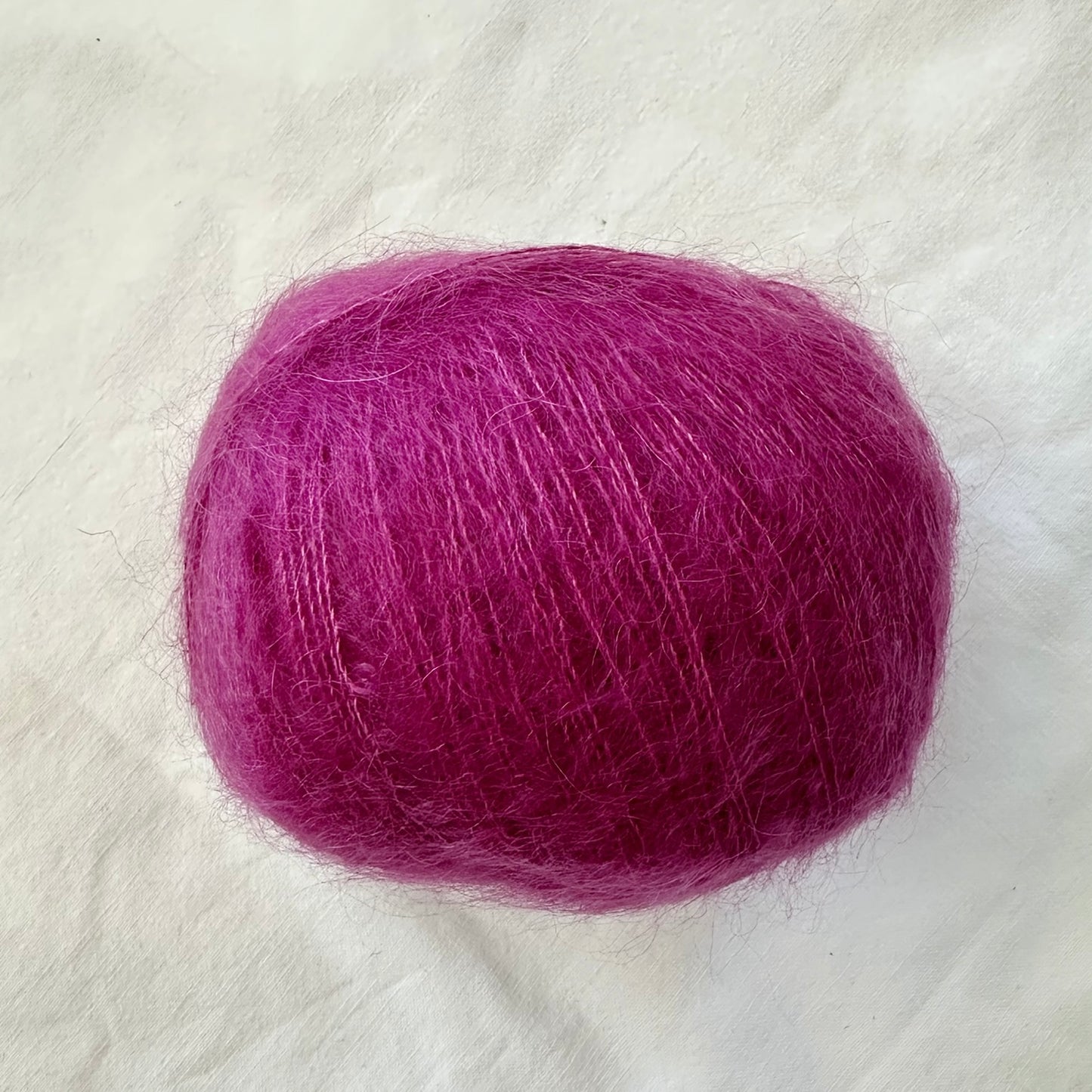 Kuvassa on Gepard Garn Kid Seta -silkkimohairlanka (yarn) sävyssä 1227 Cyclamen.