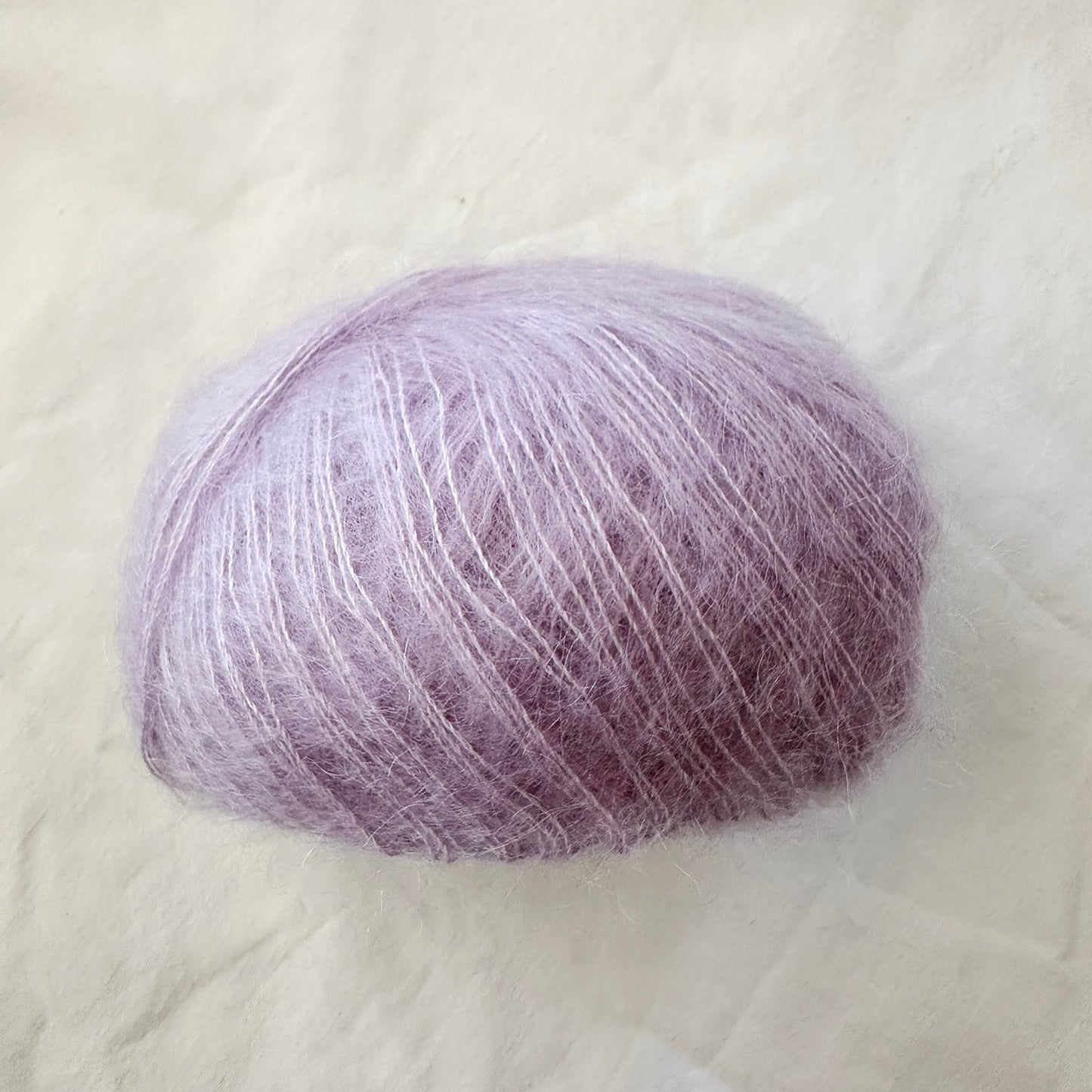 Kuvassa on Gepard Garn Kid Seta -silkkimohairlanka (yarn) sävyssä 1230 Light Purple. 