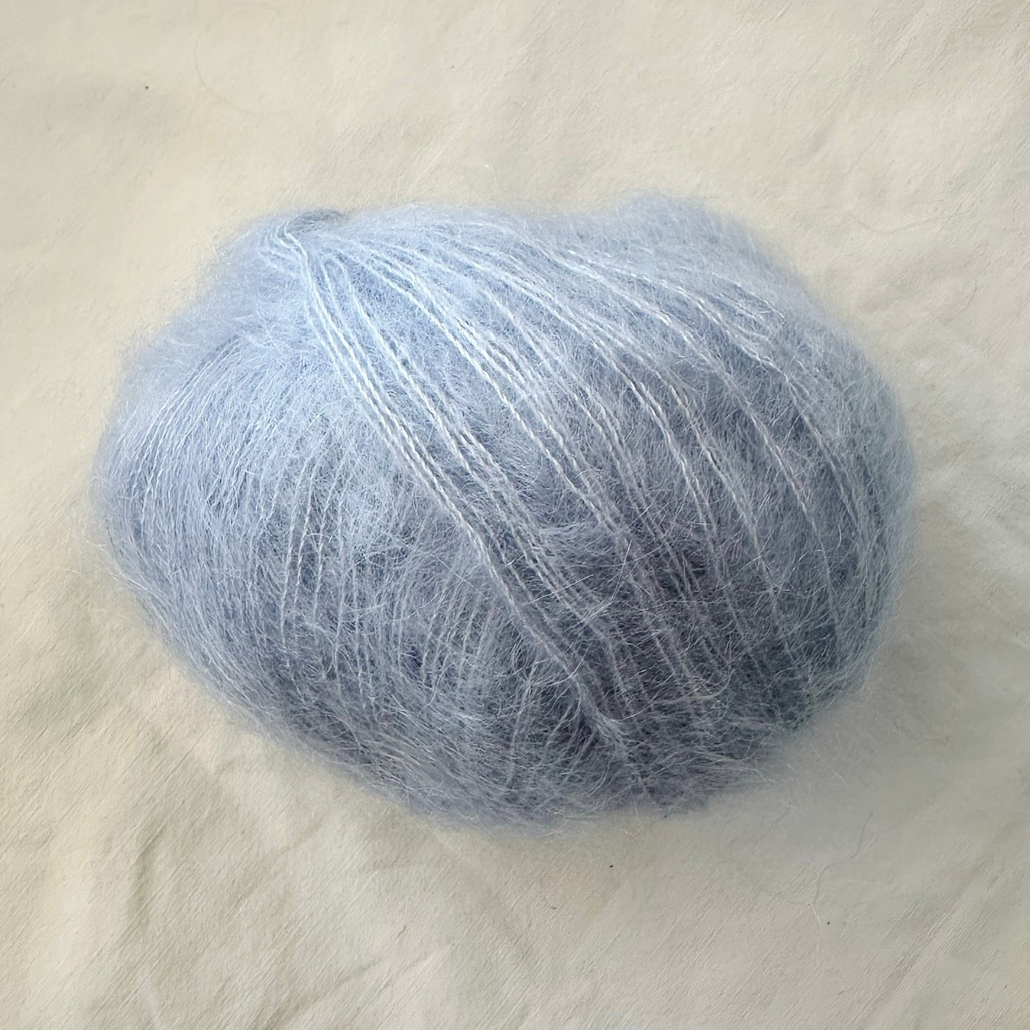 Kuvassa on Gepard Garn Kid Seta -silkkimohairlanka (yarn) sävyssä 414 Light Blue.