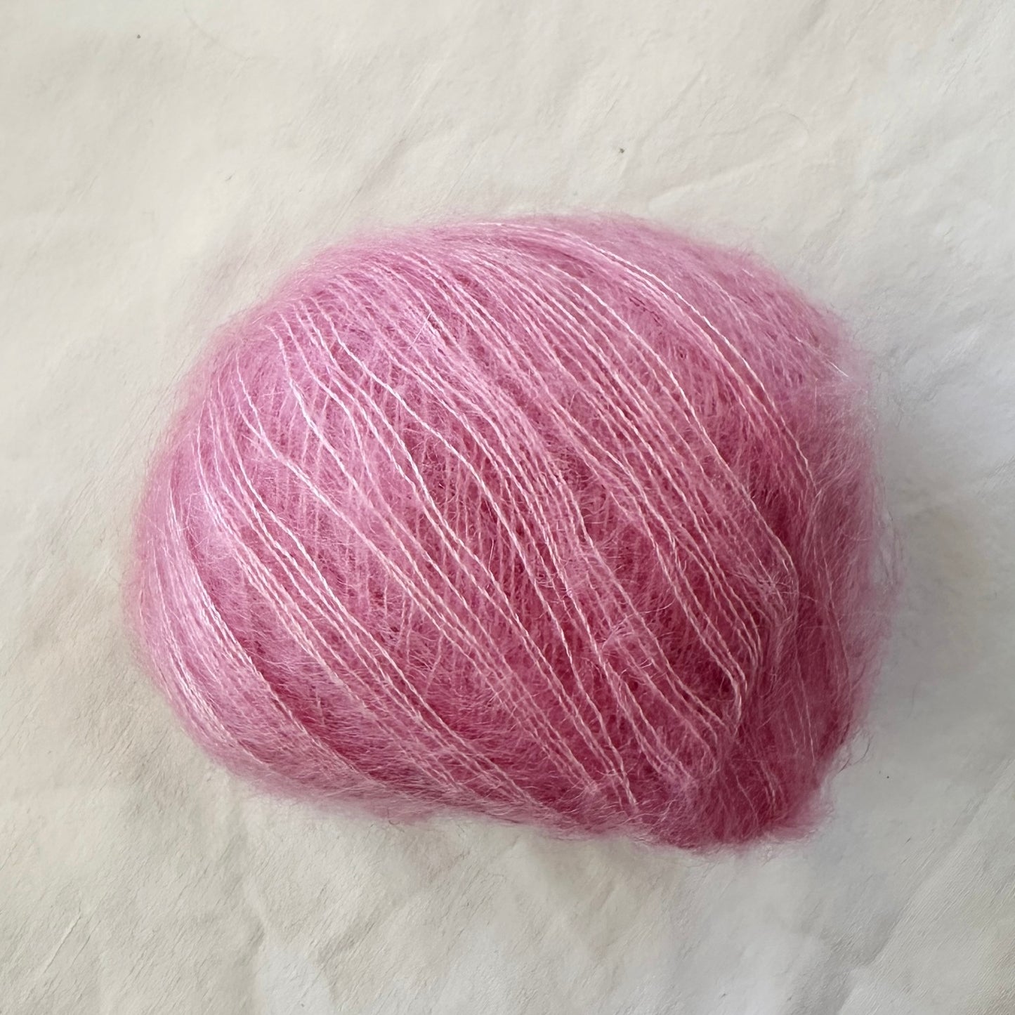 Kuvassa on Gepard Garn Kid Seta -silkkimohairlanka (yarn) sävyssä 420.