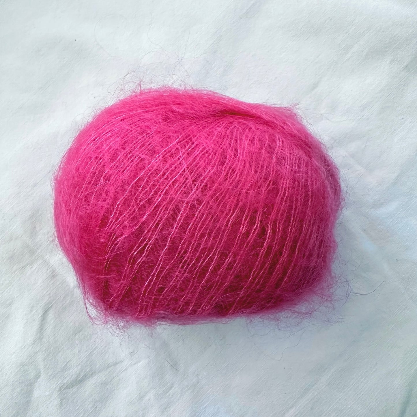 Kuvassa on Gepard Garn Kid Seta -silkkimohairlanka (yarn) sävyssä 424.