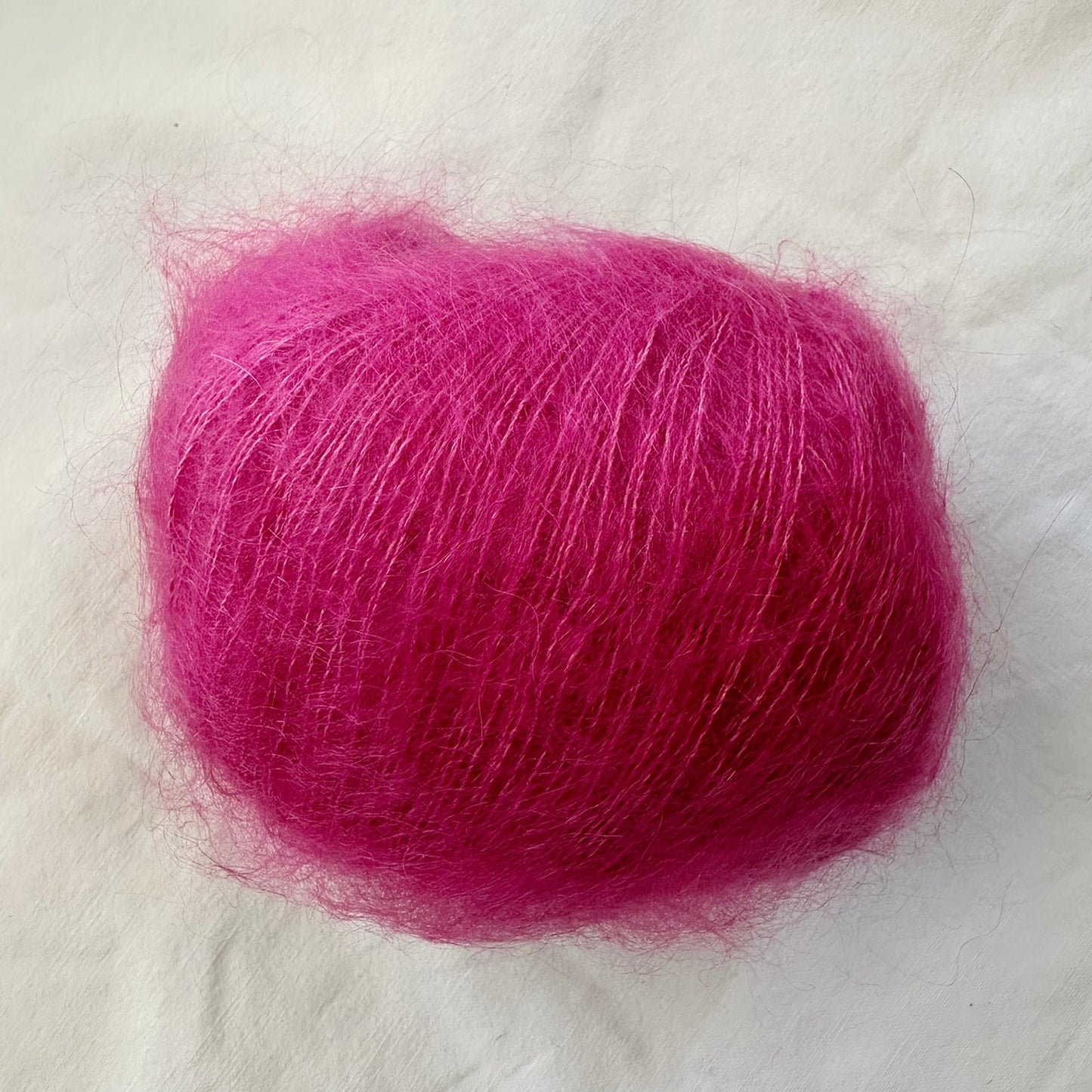 Kuvassa on Gepard Garn Kid Seta -silkkimohairlanka (yarn) sävyssä 432.