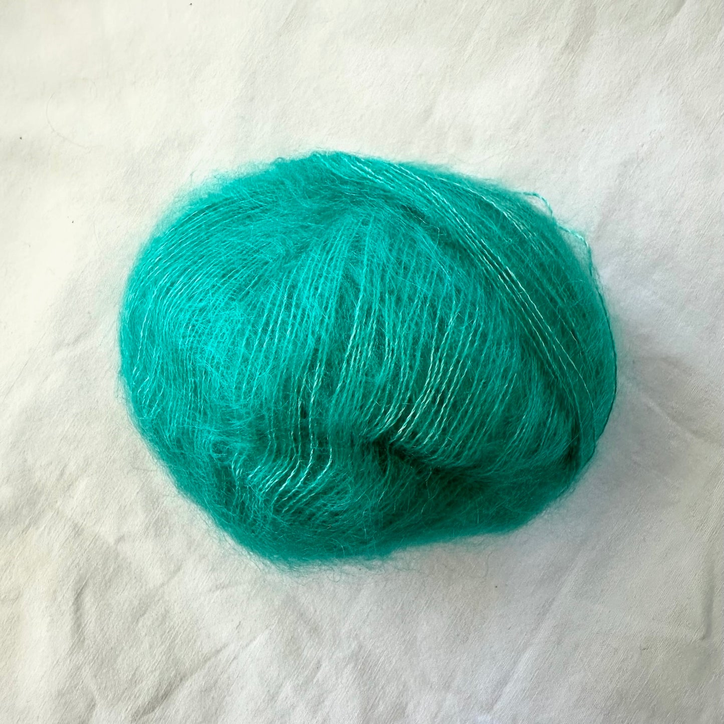 Kuvassa on Gepard Garn Kid Seta -silkkimohairlanka (yarn) sävyssä 744.