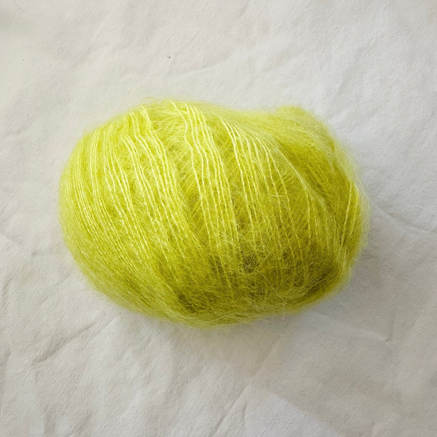 Kuvassa on Gepard Garn Kid Seta -silkkimohairlanka (yarn) sävyssä 810 Lime.