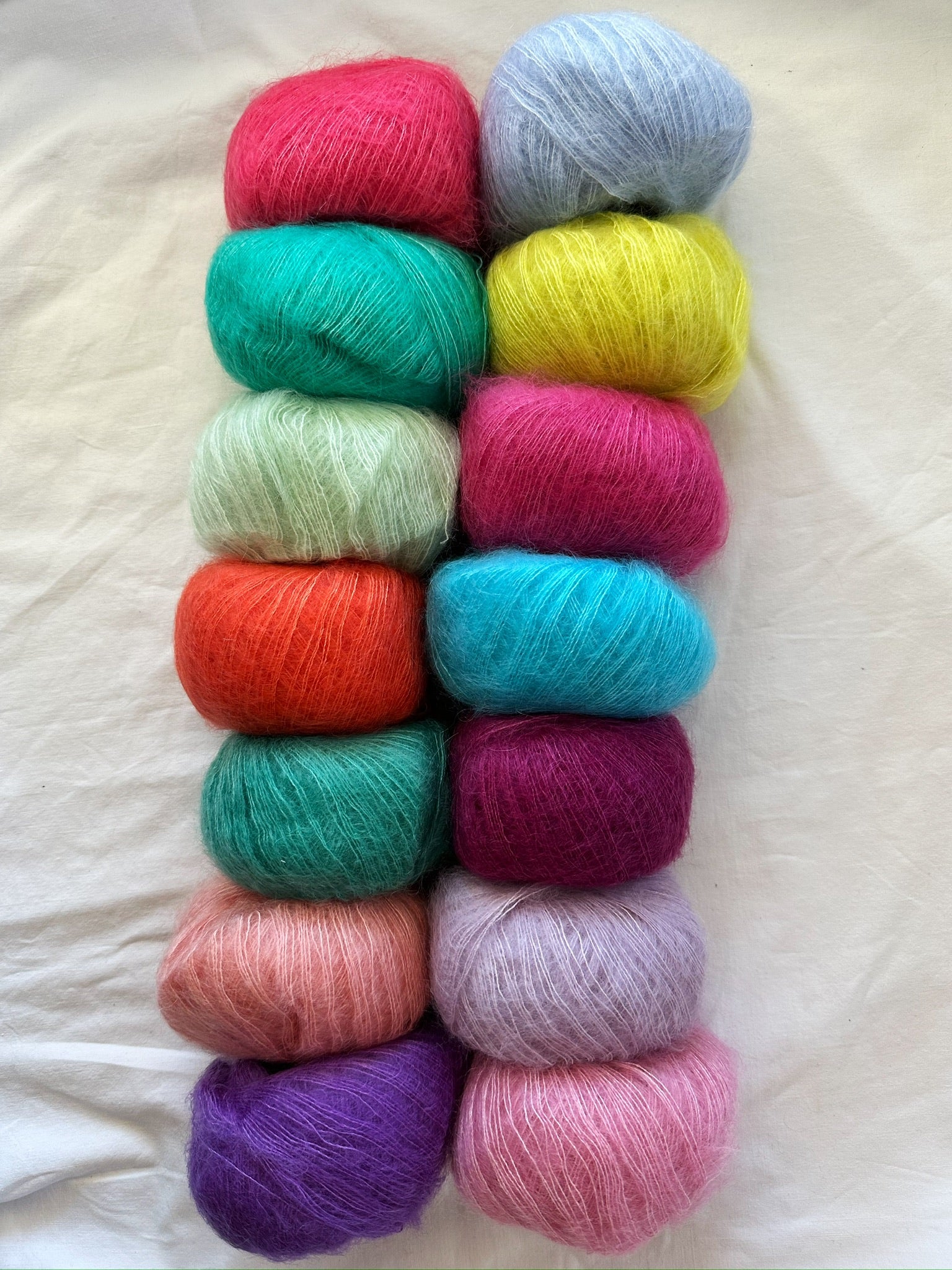 Kuvassa on eri värisiä Gepard Garn Kid Seta -silkkimohairlankoja (yarns). 
