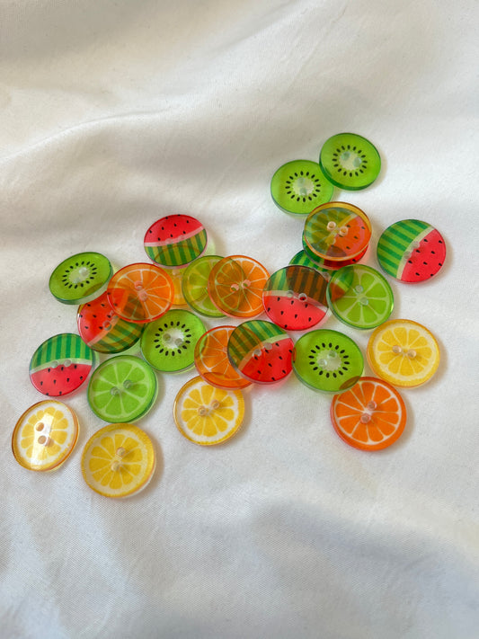 Kuvassa on hedelmäkuvioisia nappeja(buttons).