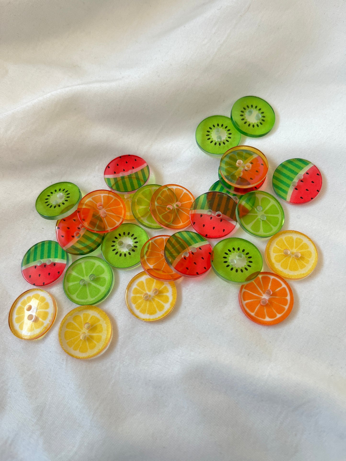 Kuvassa on hedelmäkuvioisia nappeja(buttons).