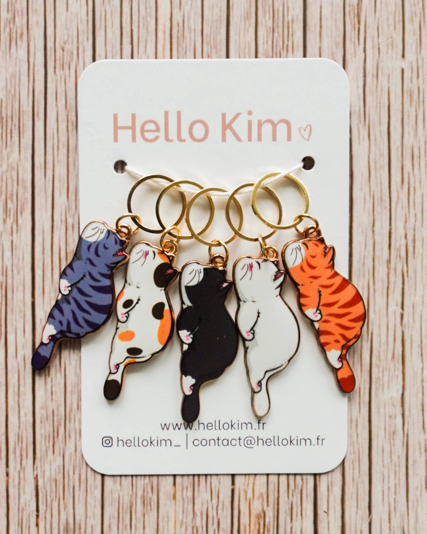 Kuvassa on Hello Kim Cats #2 (kissat) -silmukkamerkkisetti (stitch markers).