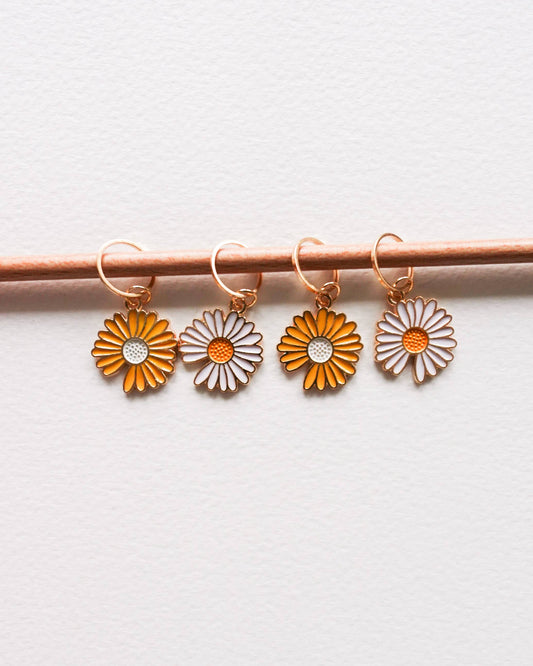 Kuvassa on Hello Kim Daisies #2 -päivänkakkara-silmukkamerkkisetti (stitch markers).