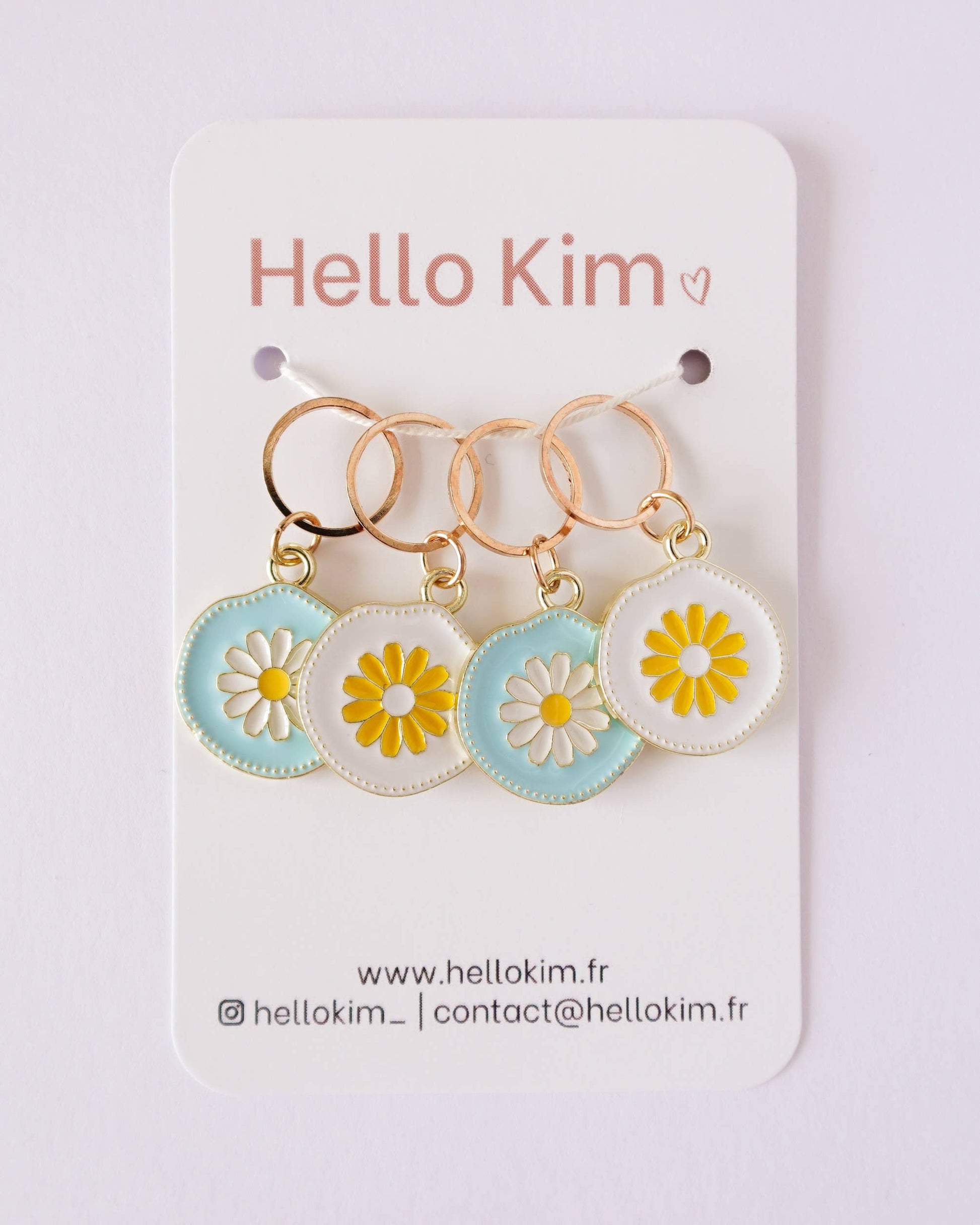 Kuvassa on Hello Kim Daisies (päivänkakkara) -silmukkamerkkisetti (stitch markers).