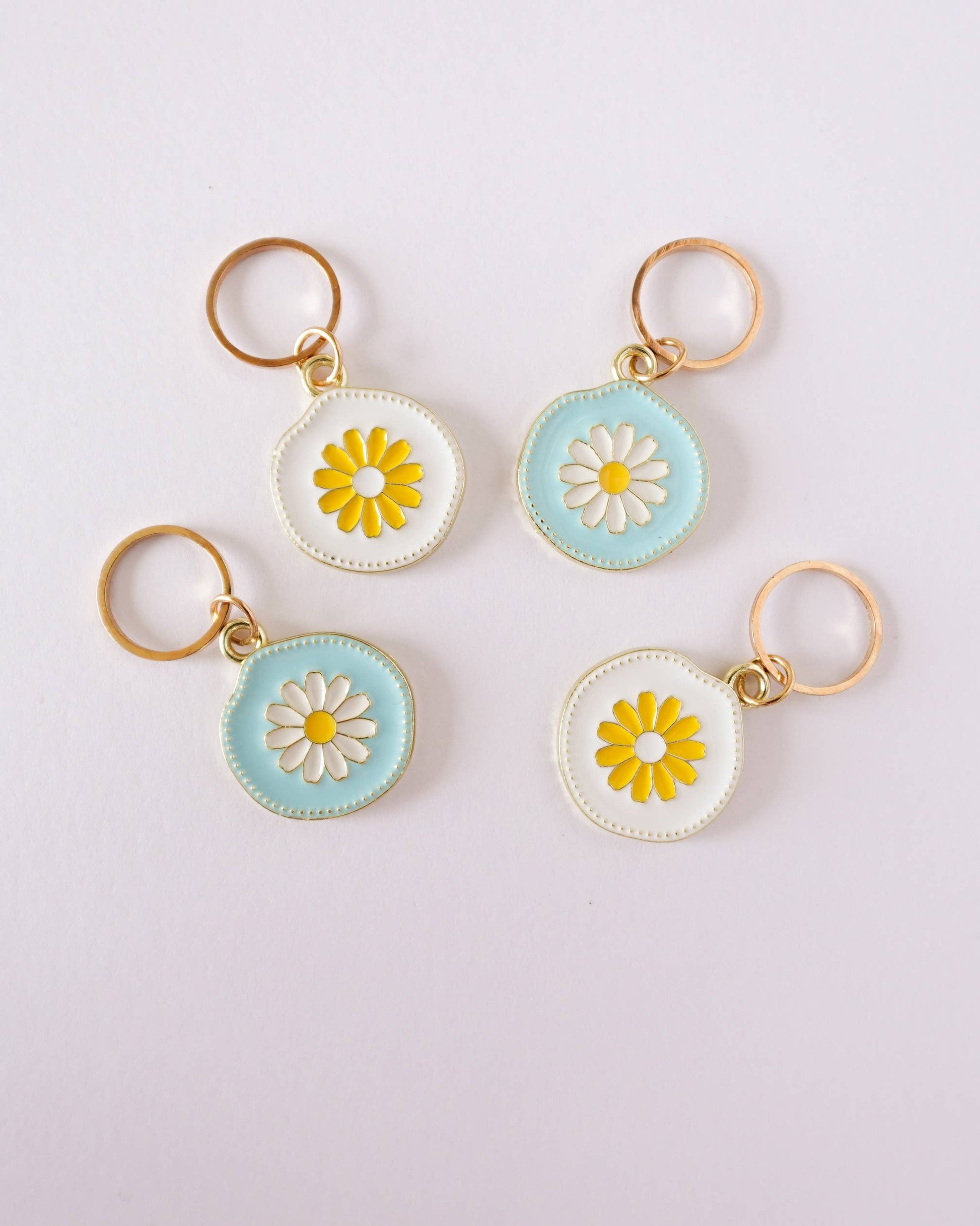 Kuvassa on Hello Kim Daisies (päivänkakkara) -silmukkamerkkisetti (stitch markers).