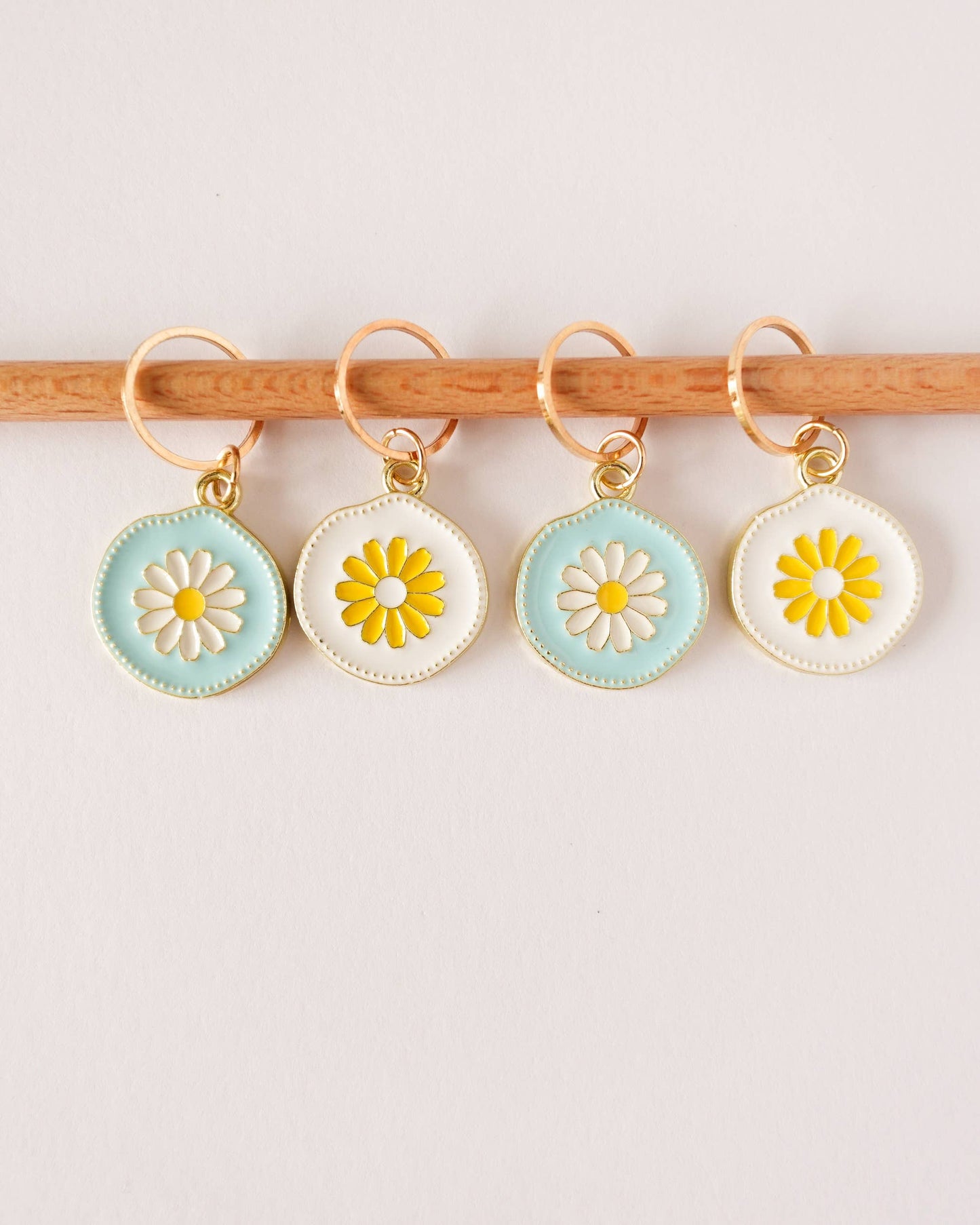 Kuvassa on Hello Kim Daisies (päivänkakkara) -silmukkamerkkisetti (stitch markers).