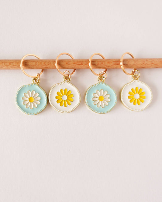 Kuvassa on Hello Kim Daisies (päivänkakkara) -silmukkamerkkisetti (stitch markers).