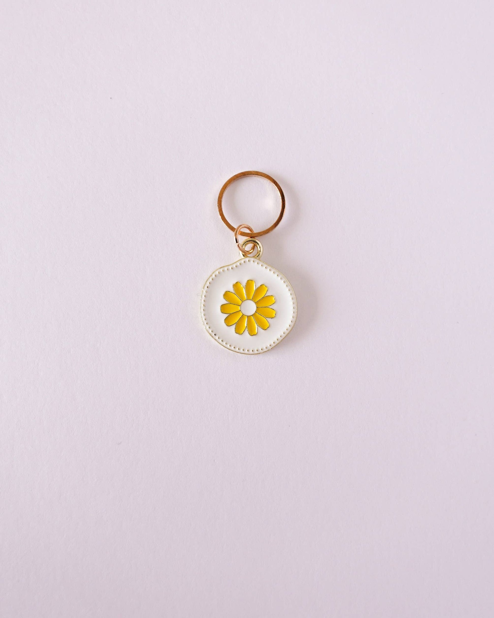 Kuvassa on Hello Kim Daisies (päivänkakkara) -silmukkamerkkisetti (stitch markers).