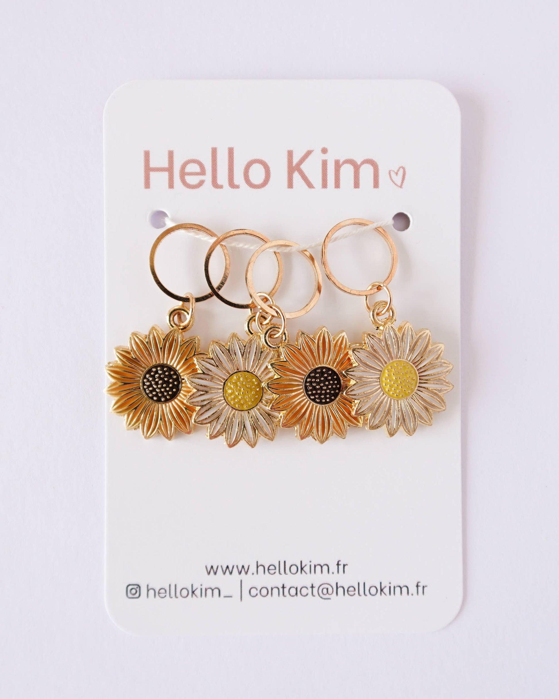 Kuvassa on Hello Kim Sunflower -auringokukka -silmukkamerkkisetti (stitch marker).