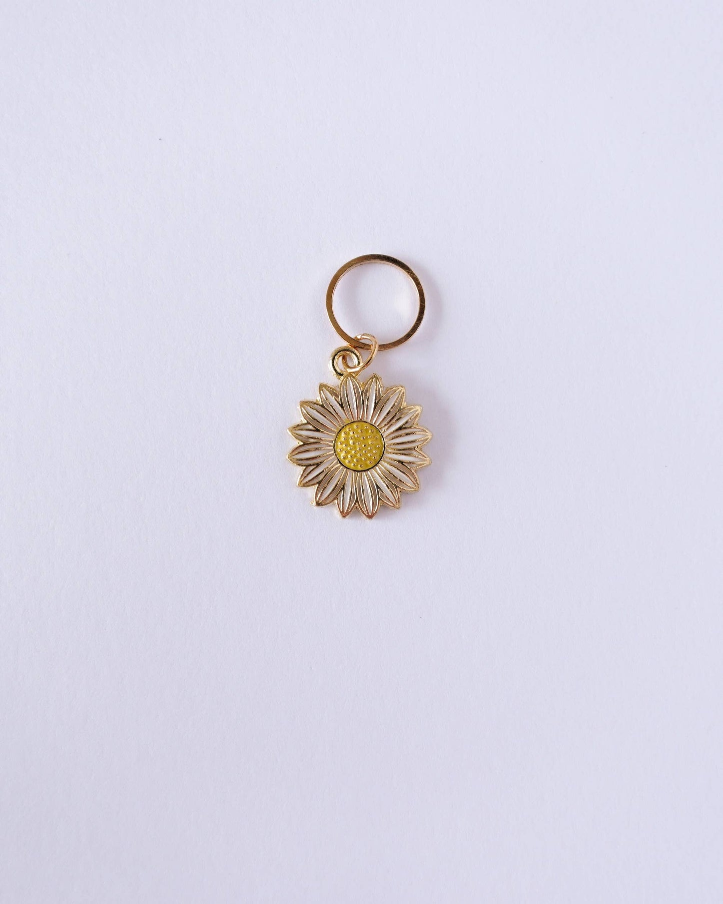 Kuvassa on Hello Kim Sunflower -auringokukka -silmukkamerkkisetti (stitch marker).