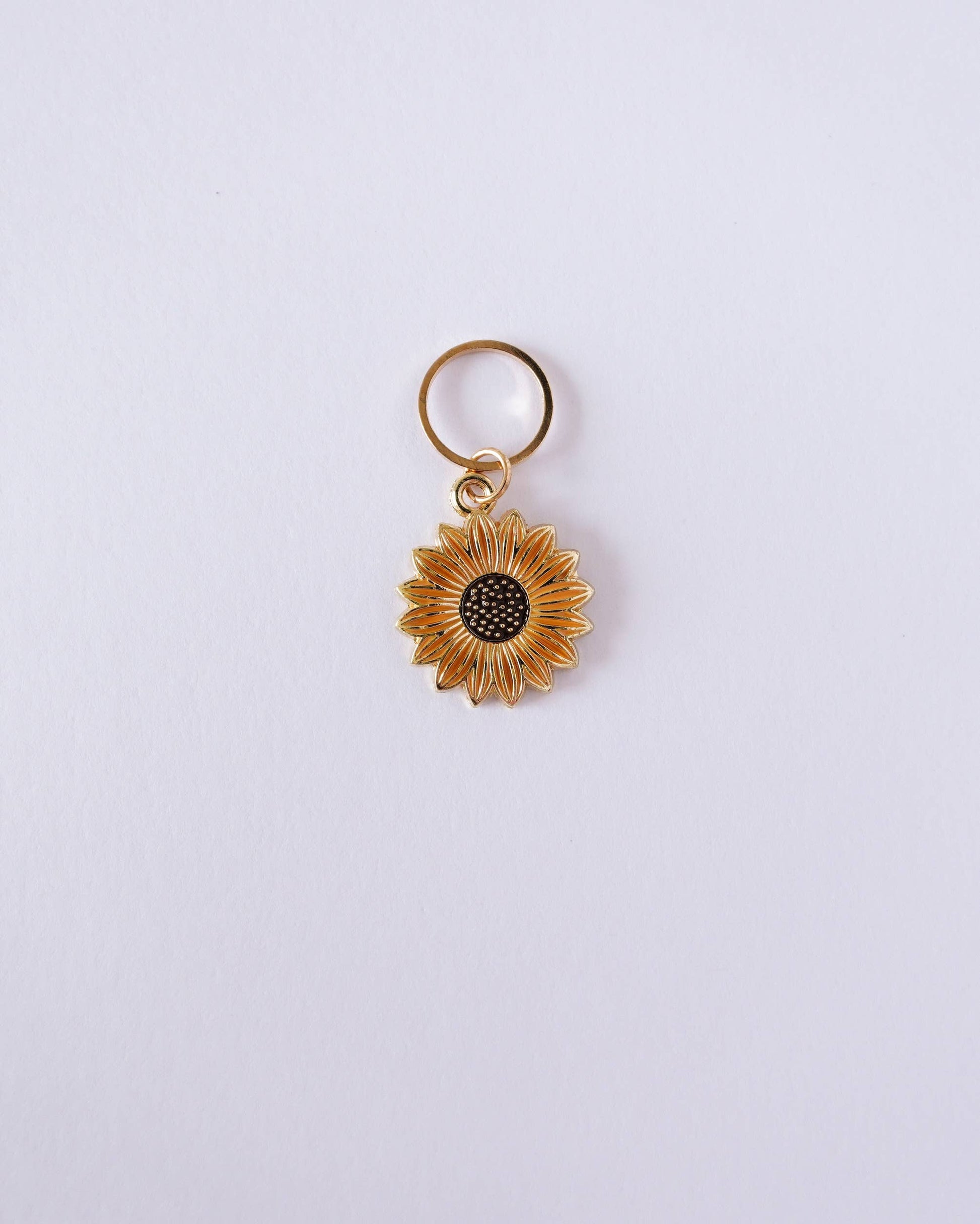 Kuvassa on Hello Kim Sunflower -auringokukka -silmukkamerkkisetti (stitch marker).