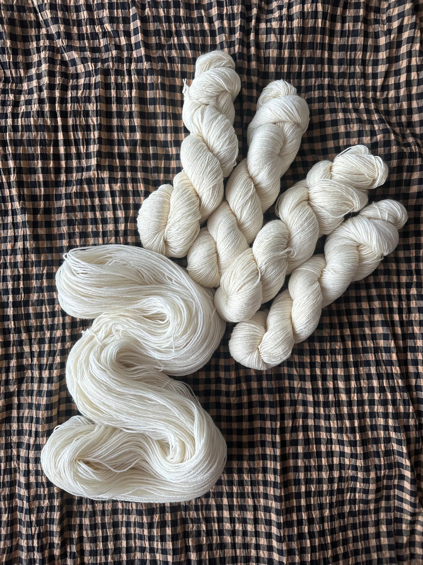 Armin värjäämätön merino-sukkalanka käsinvärjäykseen 100g