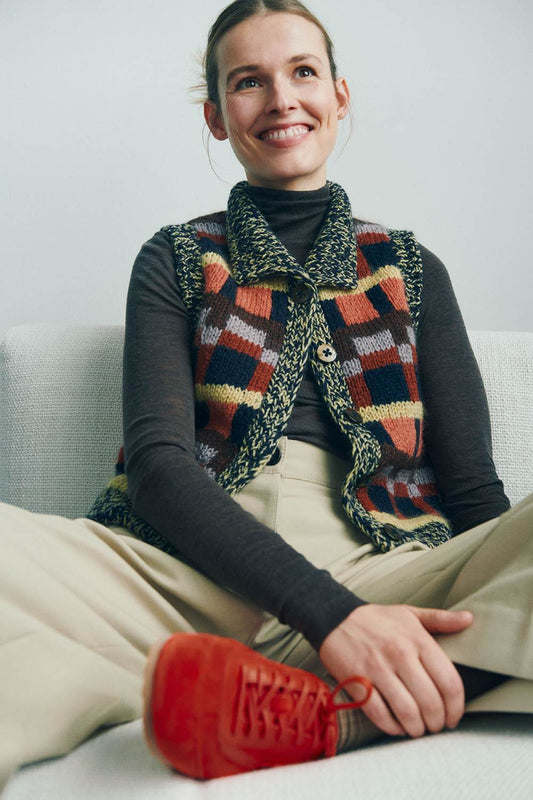 Kuvassa on Isager Anne Vest -neuleliivi ja ohje siihen (pattern).