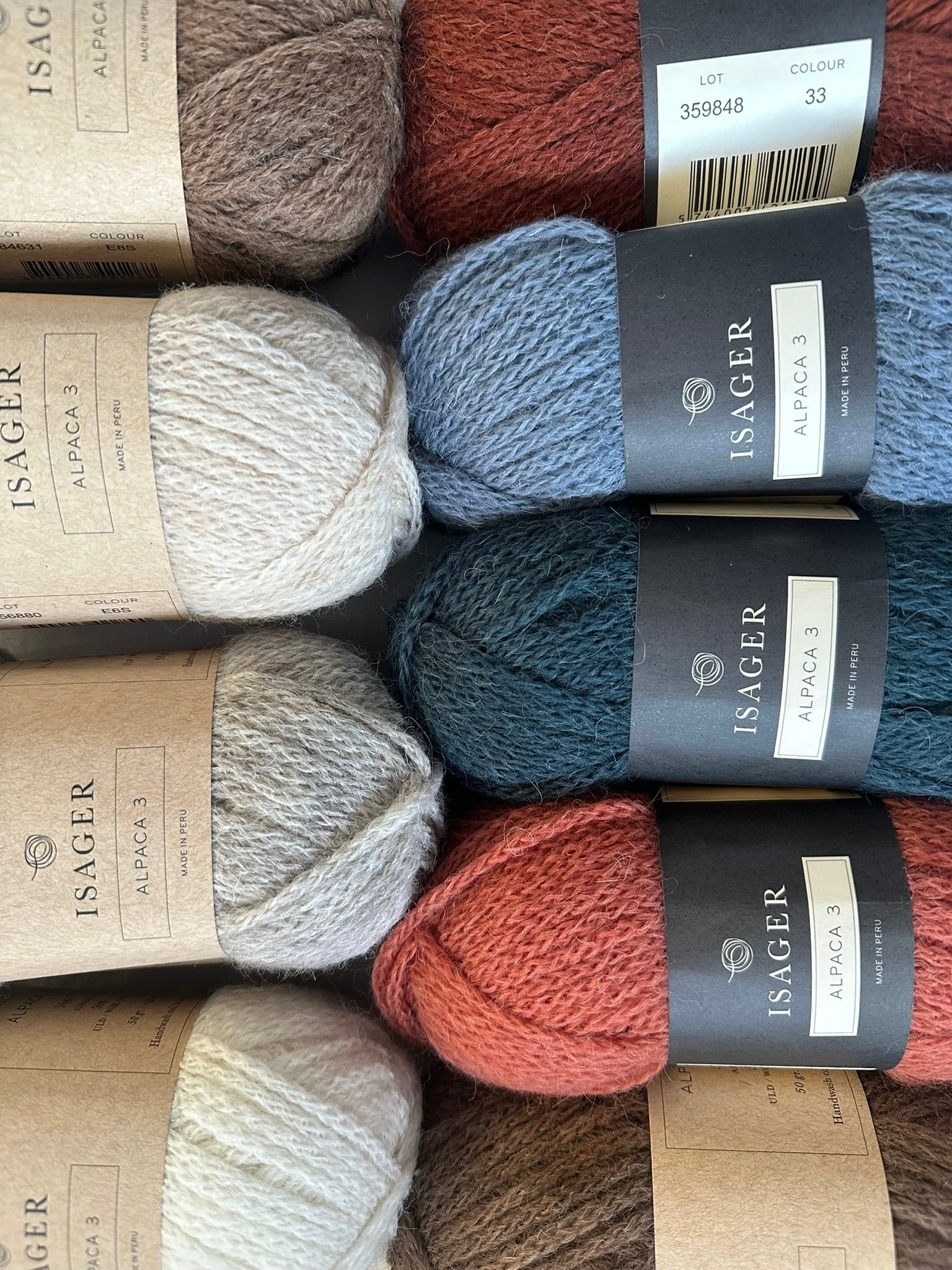 Kuvassa on Isager Alpaca 3 -lankoja (yarn).