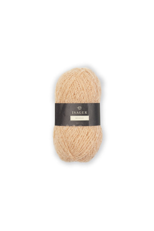 Kuvassa on Isager Bouclé -lankakerä (yarn) sävyssä 62. 