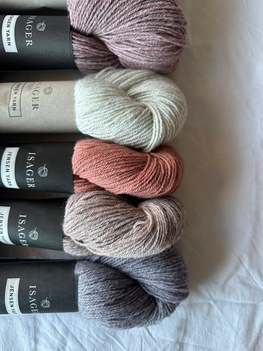 Kuvassa on Isager Jensen -lankoja (yarn).