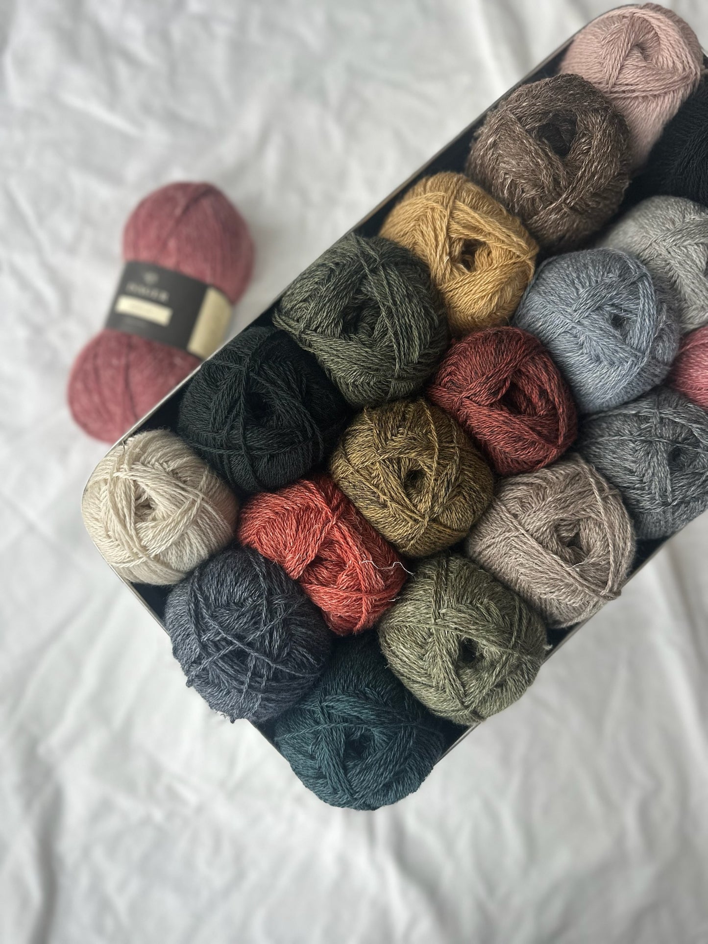 Kuvassa on Isager Merilin -lankoja vierekkäin korissa.