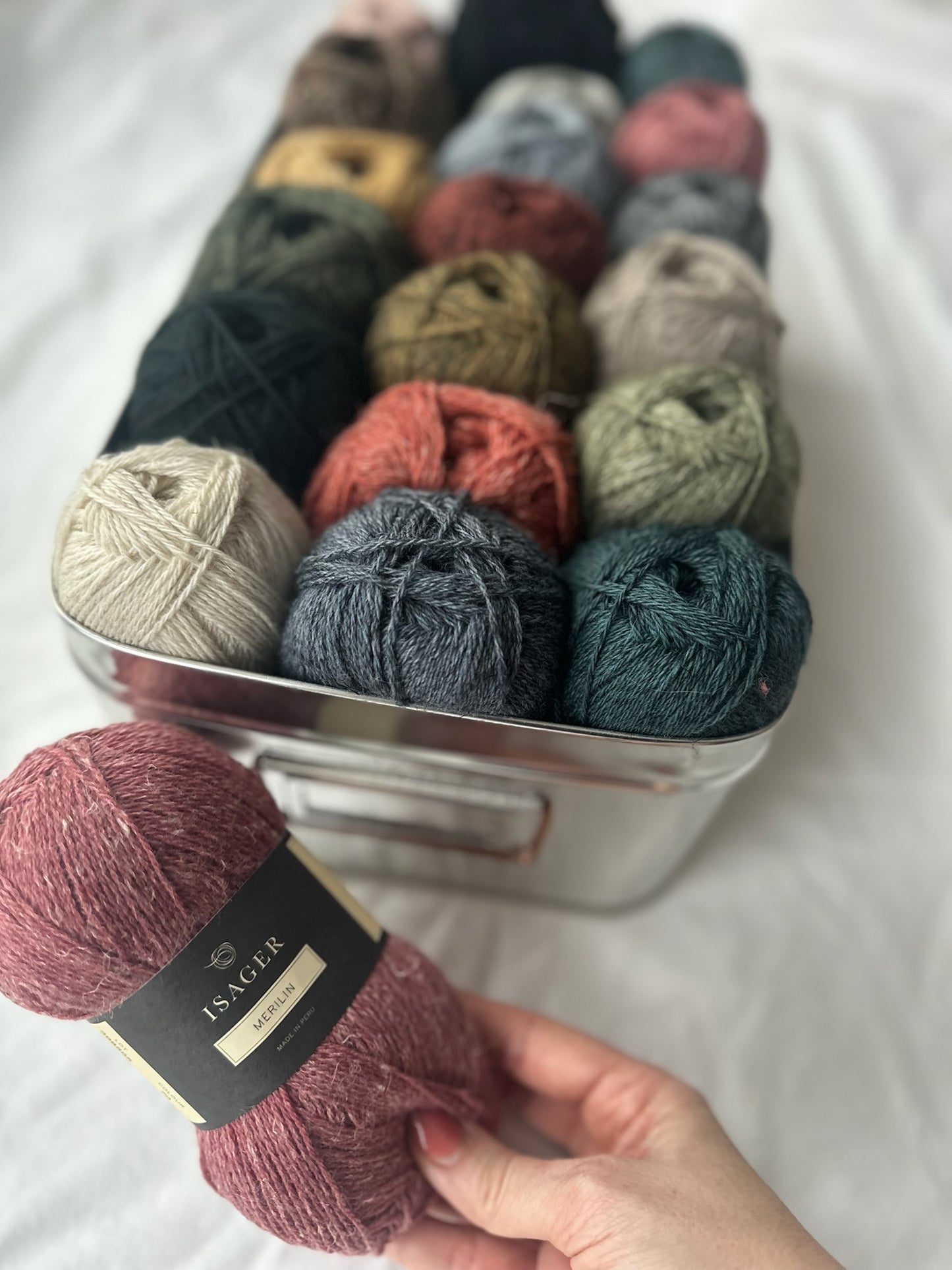 Kuvassa on Isager Merilin -lankoja vierekkäin korissa.