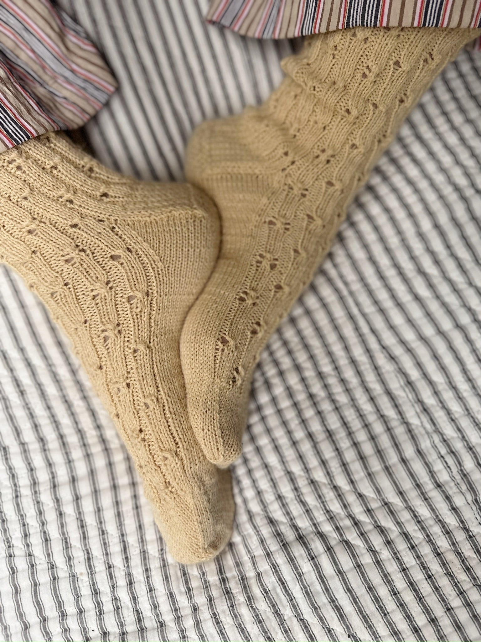 Kuvassa on Isager Sock Yarn -sukkalangasta neulotut sukat.