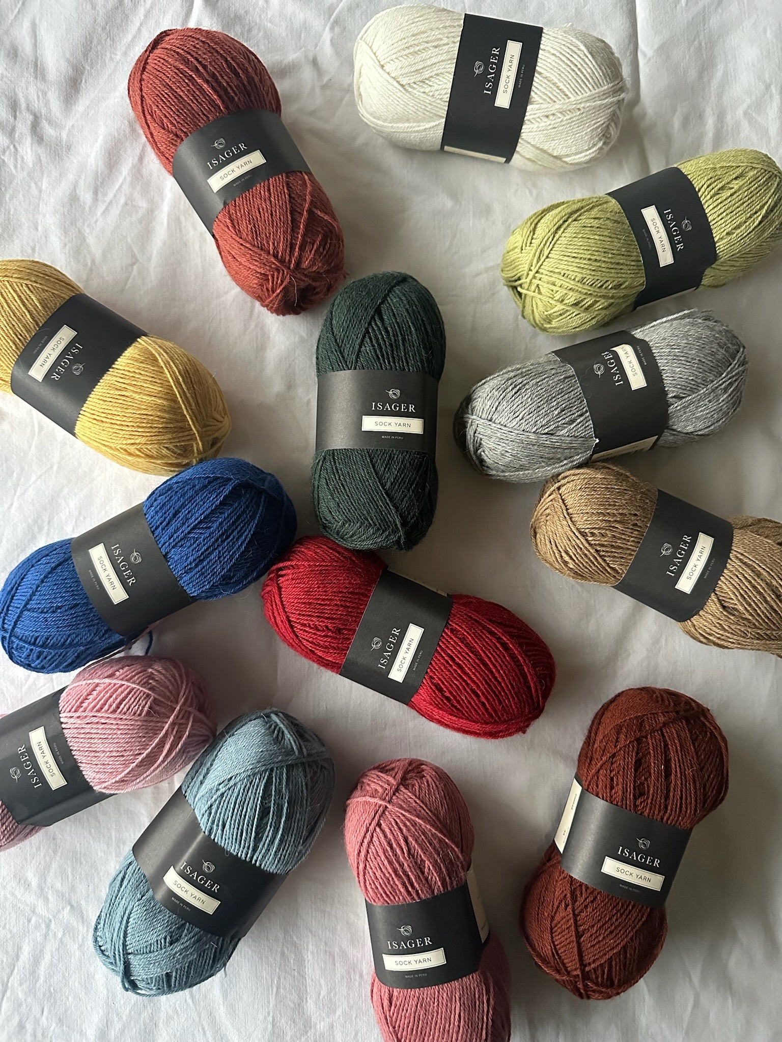 Kuvassa on Isager Sock Yarn -sukkalankoja.
