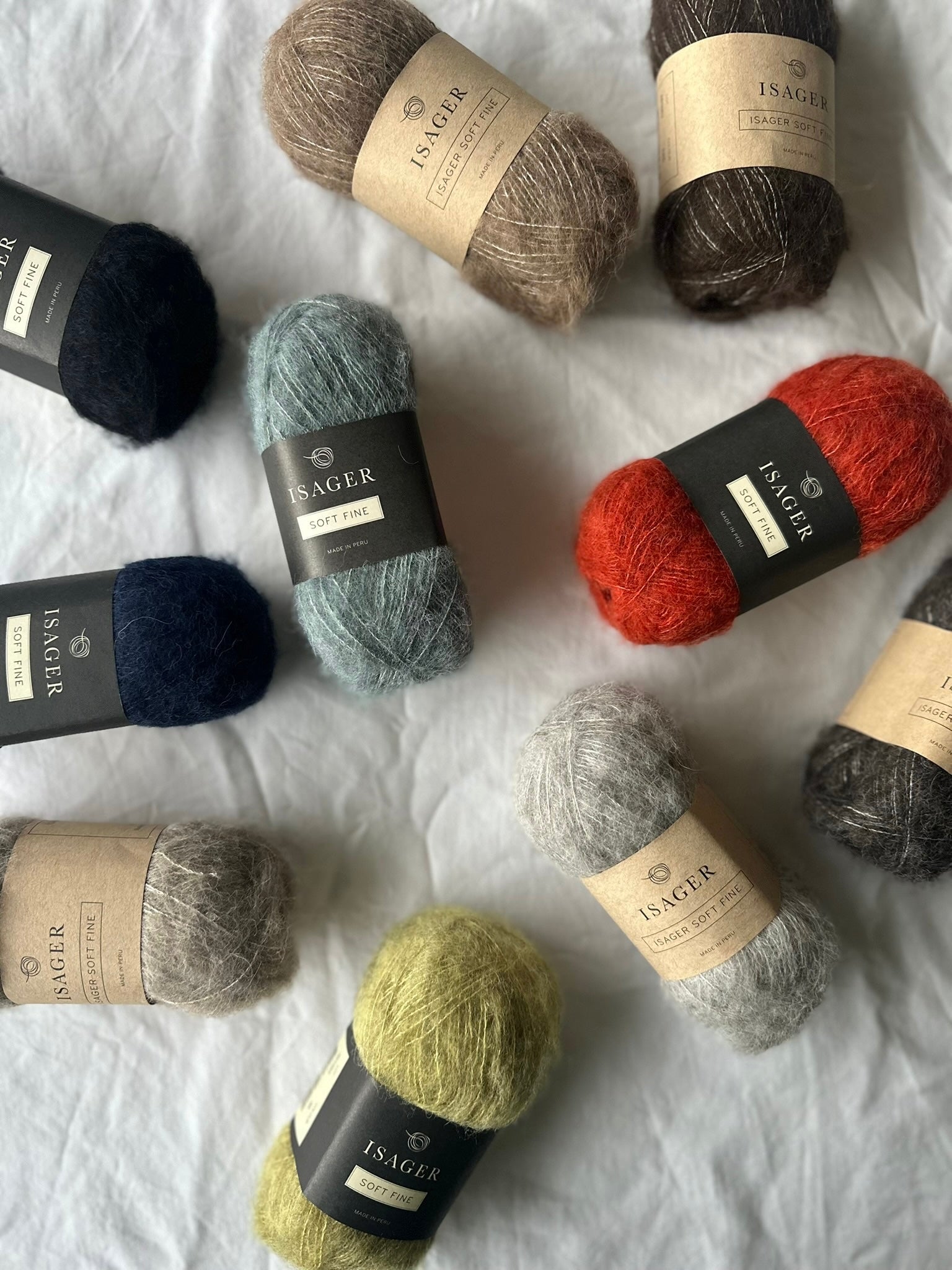 Kuvassa on Isager Soft Fine lankoja (yarn). 