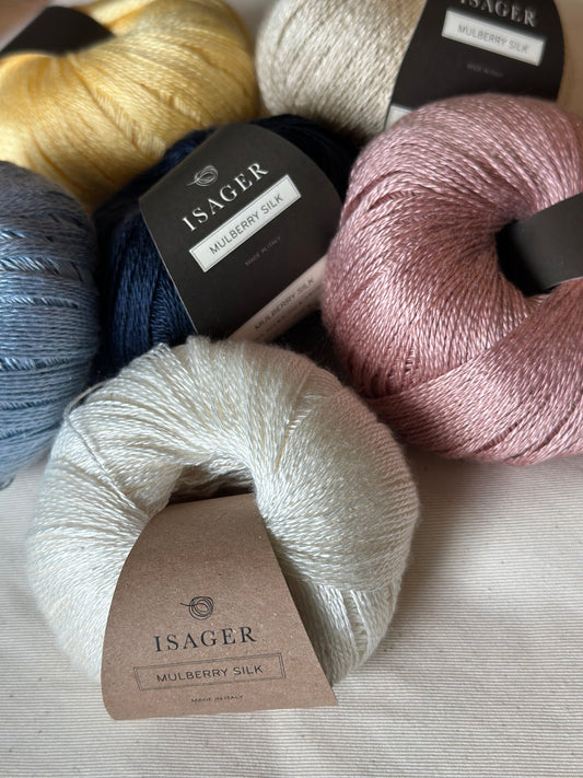 Kuvassa on isager mulberry silk -lankakeriä.