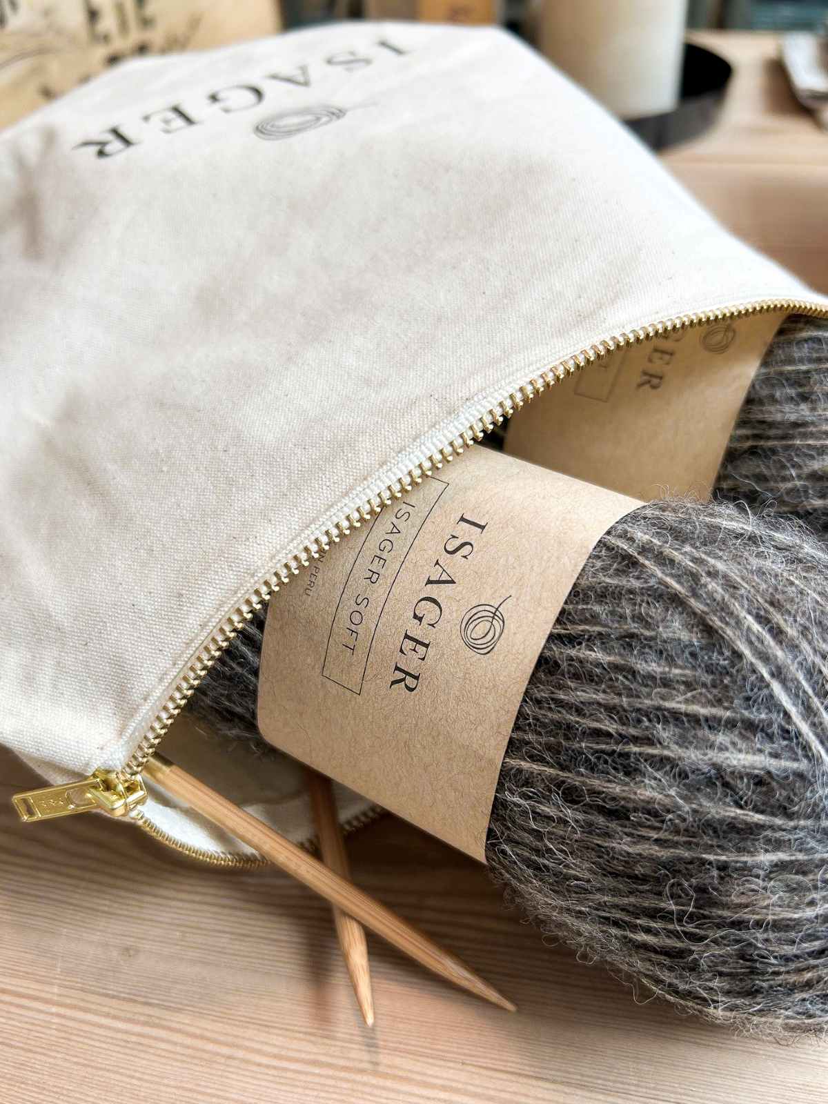 Kuvassa on Isager projektipussi neuletöille (project bag).