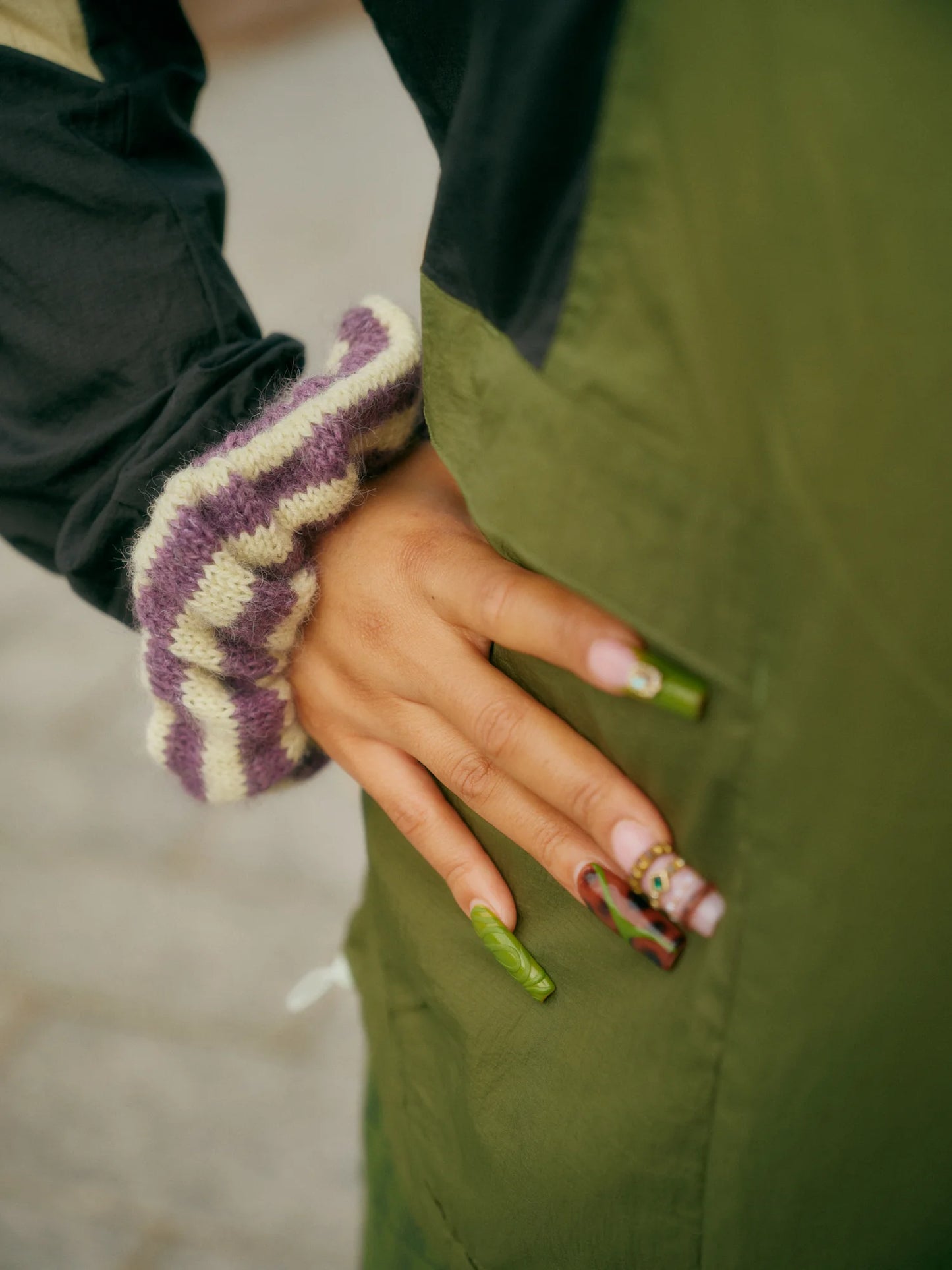 Kuvassa on Jenny Ansahin kirjoittama Itä Helsinki neuleina – 15 rentoa ohjetta -kirjan neuleita.