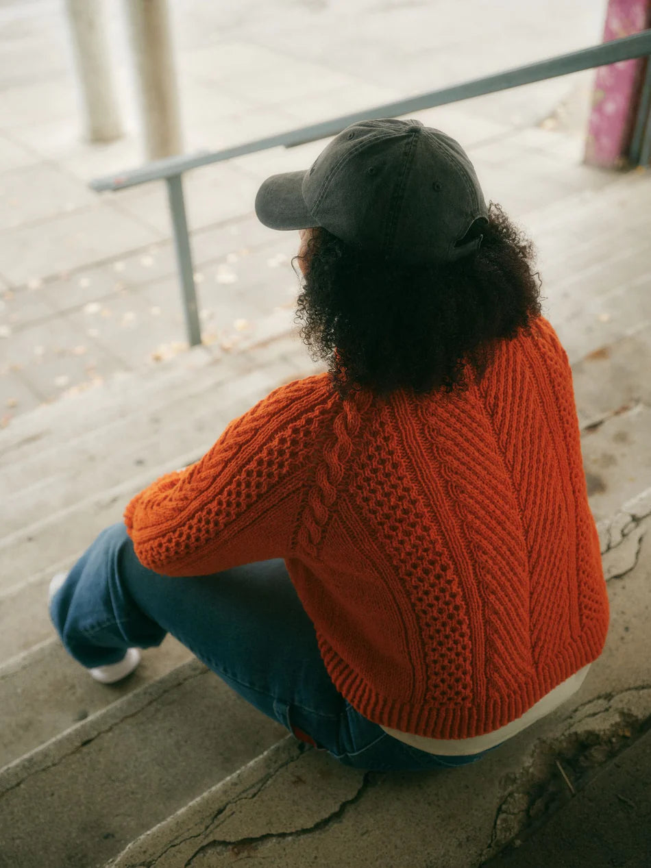 Kuvassa on Jenny Ansahin kirjoittama Itä Helsinki neuleina – 15 rentoa ohjetta -kirjan neuleita.