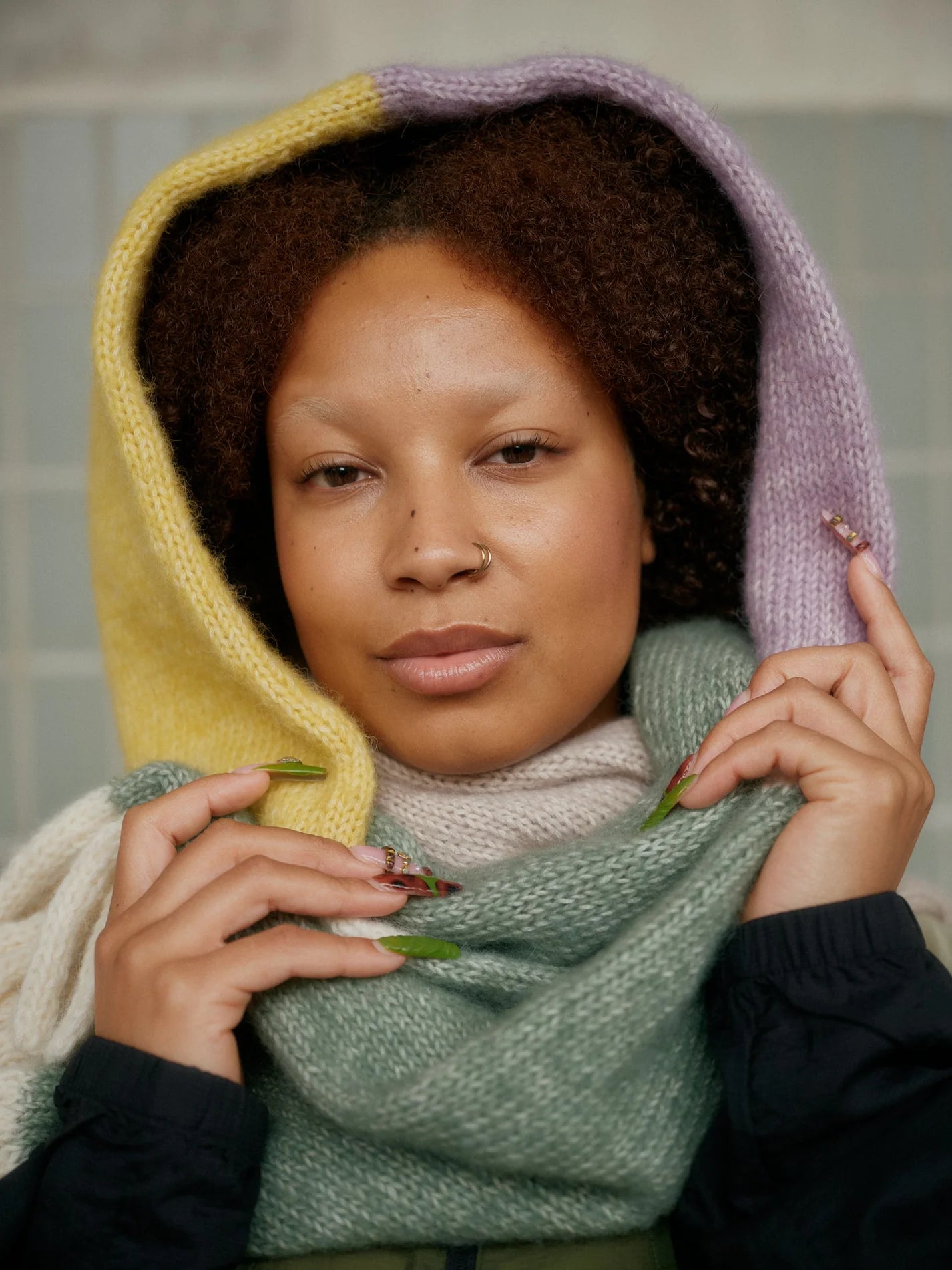 Kuvassa on Jenny Ansahin kirjoittama Itä Helsinki neuleina – 15 rentoa ohjetta -kirjan neuleita.