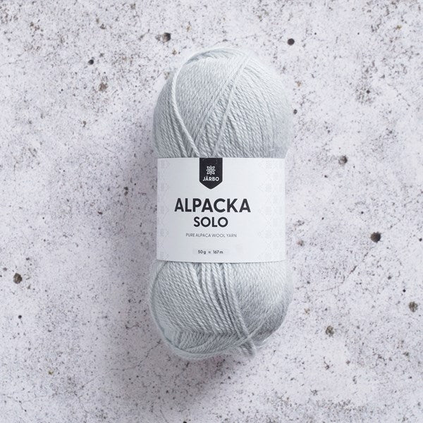 Kuvassa on Järbon Alpacka Solo -lanka värissä Silver Gray.