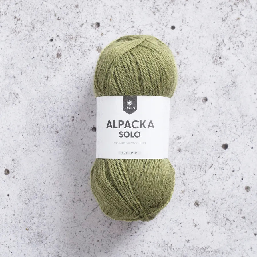 Kuvassa on Järbo Alpacka Solo -lanka värissä 29125 Olive Green.